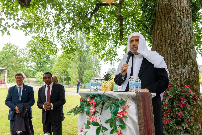 احتفى مساء أمس معالي المدير السابق للمنظمة الدولية للملكية الفكرية، عضو لجنة الأمم المتحدة للقانون الدولي، رئيس المحكمة الدولية للتحكيم والوساطة، عضو المحكمة الدولية لفض النزاعات بلاهاي السيد كامل إدريس بمعالي الأمين العام رئيس هيئة علماء المسلمين الشيخ د