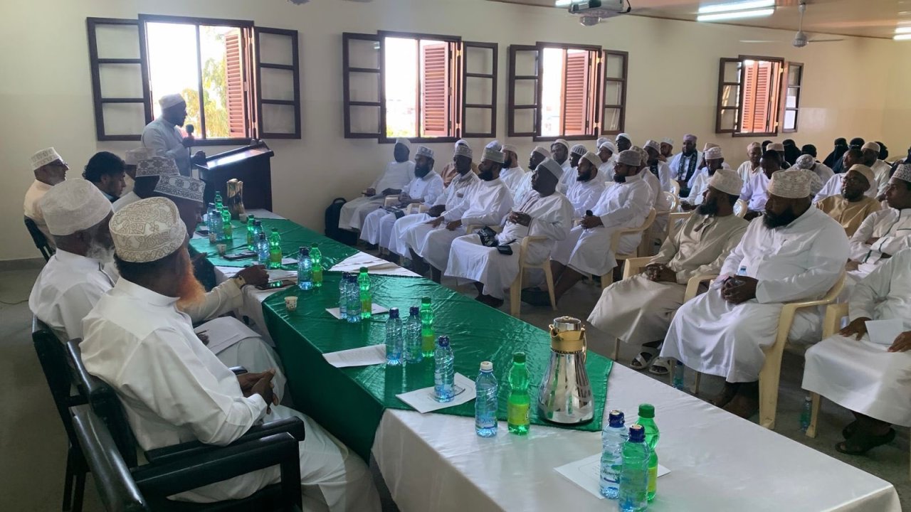 Sebagai alat untuk hidup berdampingan antar agama &amp; budaya serta mempererat ikatan komunitas negara-negara yang beraneka ragam di seluruh dunia.  Liga Muslim Dunia meluncurkan program untuk melatih para imam &amp; mubaligh di Afrika, bekerja sama dengan Dewan