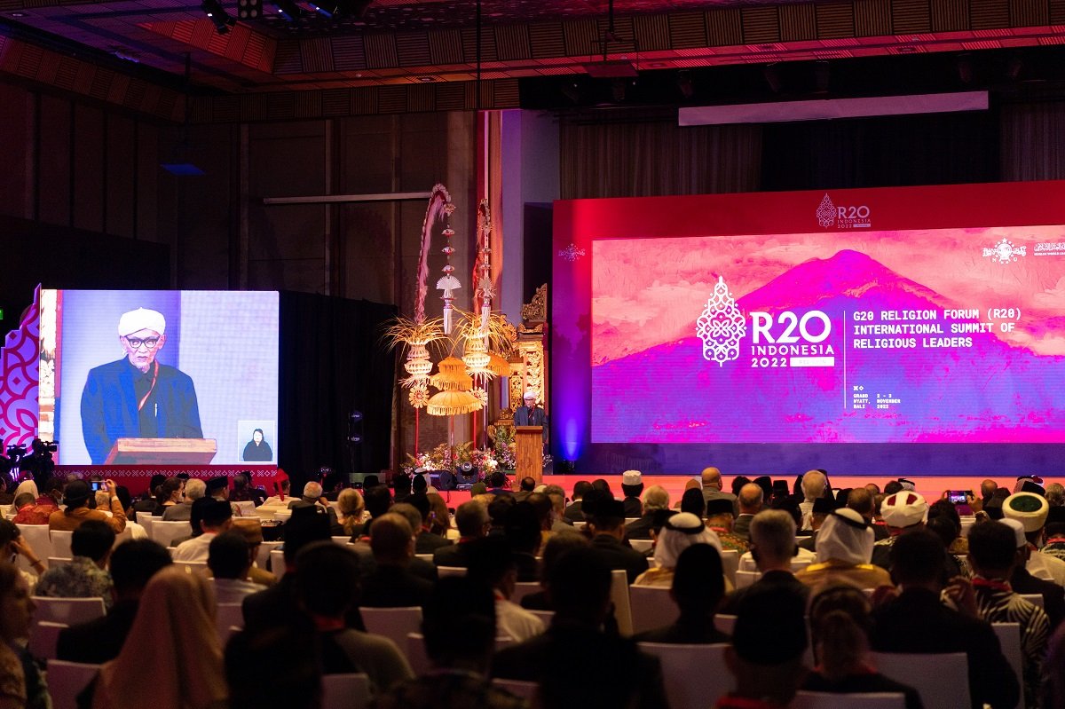 معالي الرئيس العام لمجلس العلماء الإندونيسي الشيخ مفتاح الأخيار في الجلسة الافتتاحية لأعمال القمة الدينية لمجموعة العشرين: