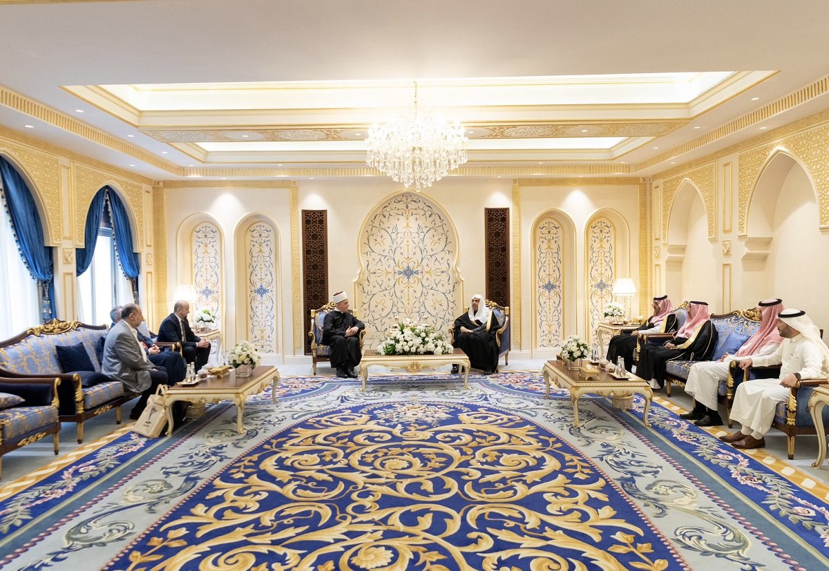 Sekretaris Jenderal LMD, Ketua Asosiasi Ulama Muslim, Syekh Dr.Mhmd Alissa , menerima Mufti Bosnia dan Herzegovina, Syekh Husein Kavazovic di kantornya di Makkah.