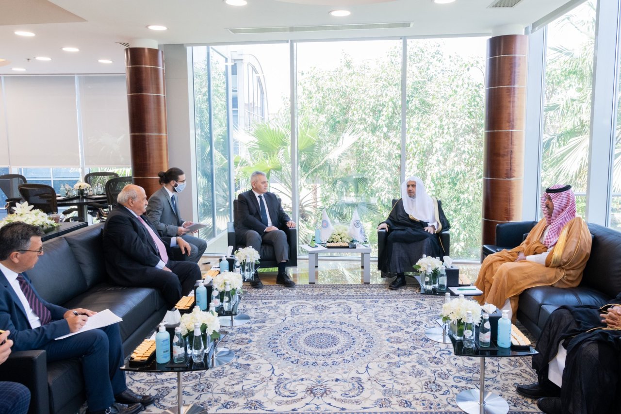 عزت مآب شیخ ڈاکٹر محمد العیسی آرتھوڈکس بین الاقوامی پارلیمانی اسمبلی کے سیکرٹری جنرل سے ملاقات کررہے ہیں