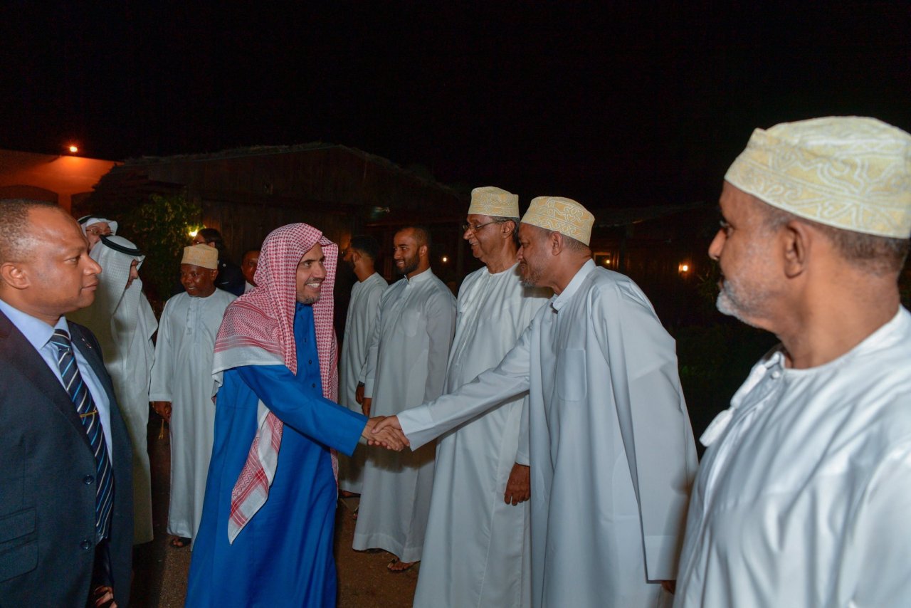 ‏معالي أمين عام ⁧رابطة العالم الإسلامي⁩ ووفد الرابطة يصلون إلى جمهورية ⁧جزر القمر⁩ ، وكان في استقبالهم بمطار ⁧بروني⁩ الدولي، معالي وزير الدولة للشؤون الخارجية السيد جمعة سيد عبدالله ، فيما أقام معالي وزير الخارجية بحضور معالي وزير الدفاع ورئيس ديوان الرئاسة مأدبة عشاء تكريماً للوفد.