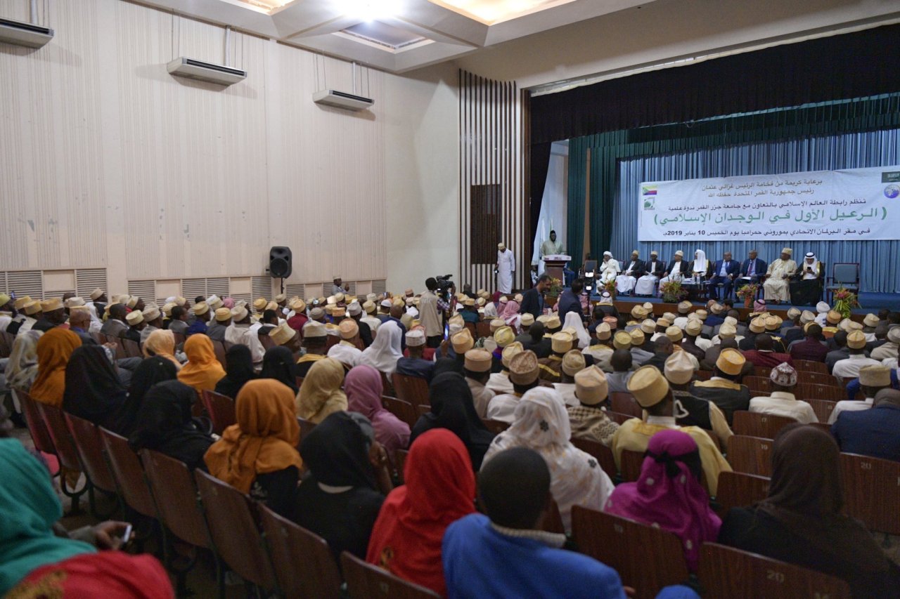 ‏رئيس مجلس أمناء اتحاد علماء ⁧أفريقيا⁩ فضيلة د. محمد لوح يُثني على الجهود المستنيرة والمؤثرة لرابطة العالم الإسلامي حول العالم وذلك في افتتاح ندوة: &quot;الرعيل الأول في الوجدان الإسلامي&quot; المنعقدة في ⁧جزر القمر⁩ برعاية فخامة رئيسها.