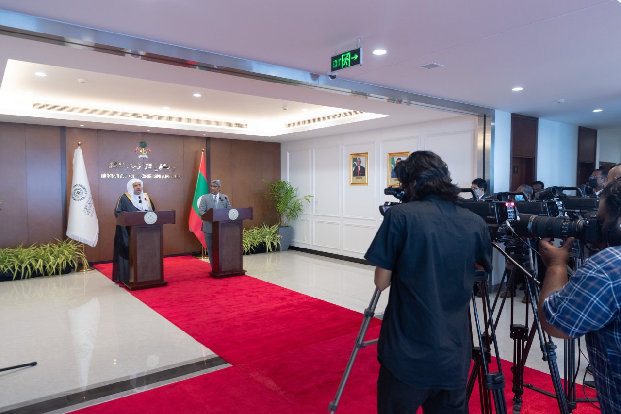 التقى معالي الشيخ د. محمد العيسى‬⁩ بمعالي وزير الشؤون الخارجية في جمهورية المالديف‬⁩، السيد أحمد خليل