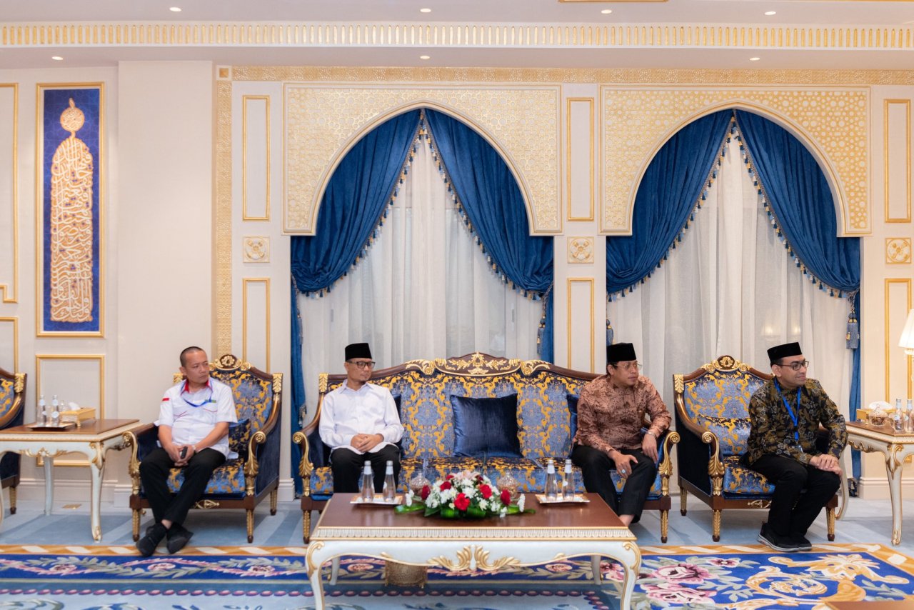 استقبل معالي الشيخ د. محمد العيسى‬⁩ في مقرّ الرابطة بمكة المكرمة، معالي وزير الشؤون الدينية الإندونيسي الشيخ ياقوت خليل قوماس، ومعالي رئيس جمعية نهضة العلماء الشيخ يحي خليل