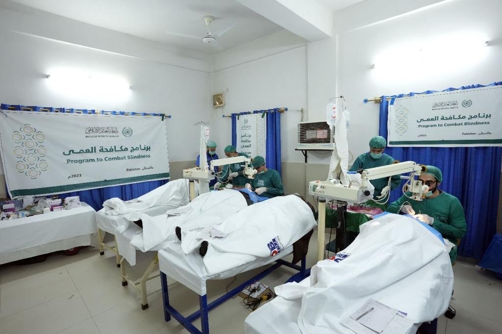 رابطة العالم الإسلامي تُدشِّن برنامج مكافحة العمى في باكستان