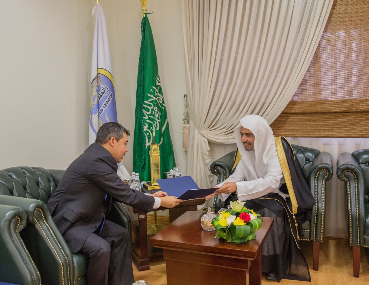 Le Secrétaire Général de la L.I.M. recevant dans son bureau de Ryadh l'Ambassadeur de Chypre au Royaume d'Arabie Saoudite