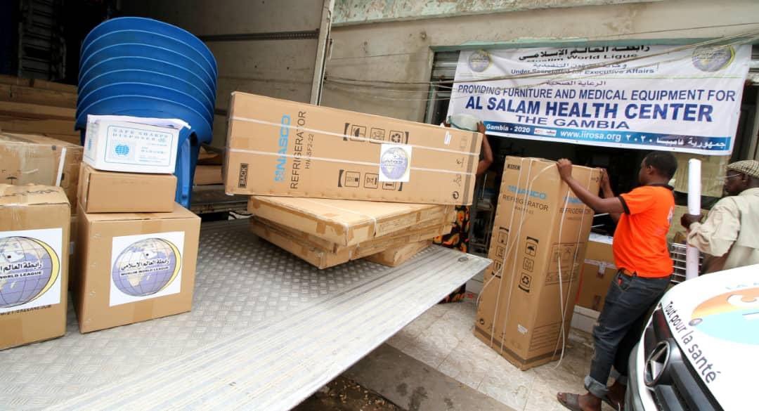 Pour lutter contre le COVID19 et fournir une aide sanitaire à long terme aux populations locales, la LIM a équipé le centre de santé Al Salam en Gambie d’équipements médicaux et de fournitures diverses.