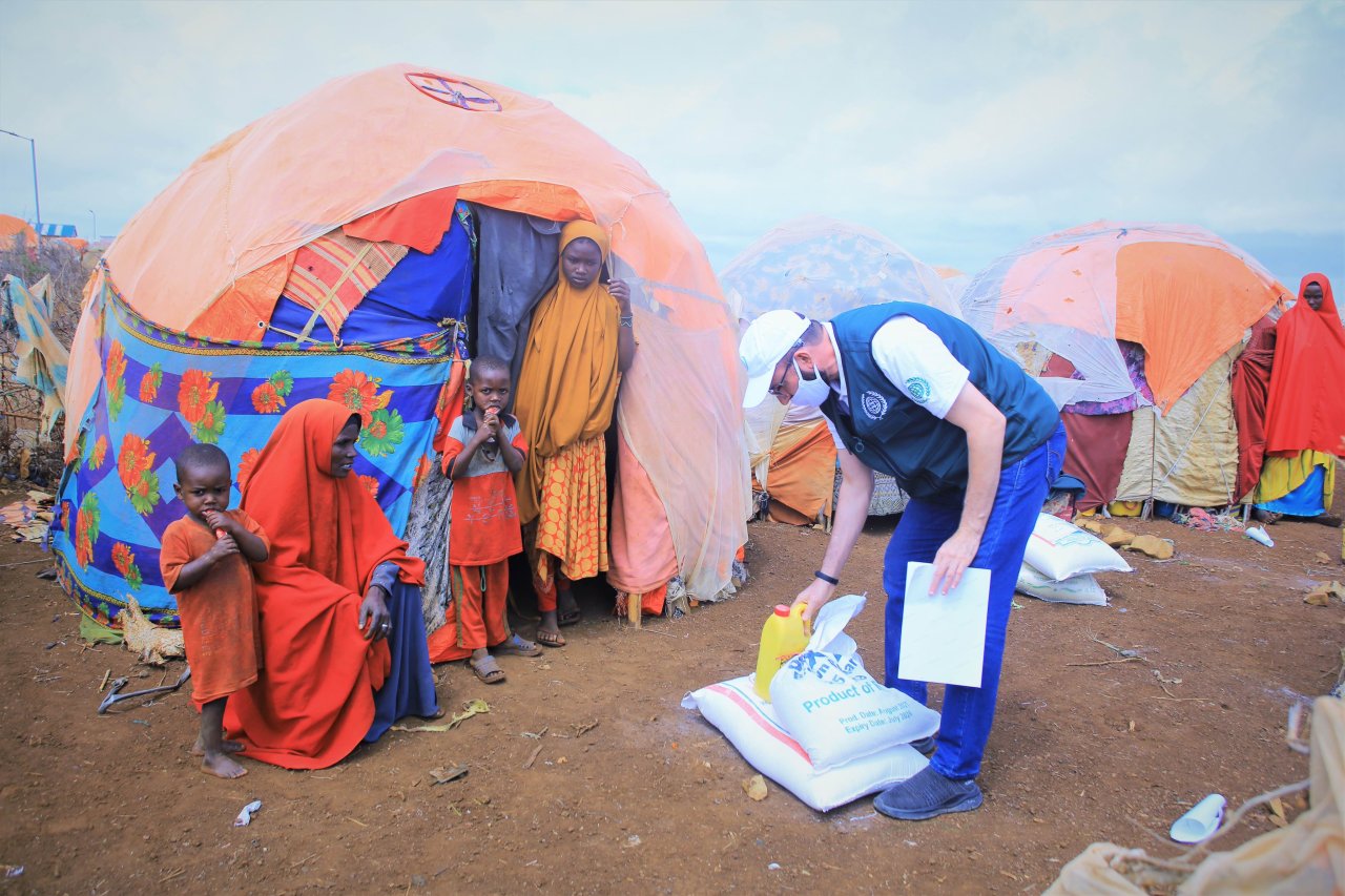 في مواجهة الجفاف بـالصومال‬⁩: ‏مواصلة توزيع الغذاء وصهاريج مياه الشرب والرّي