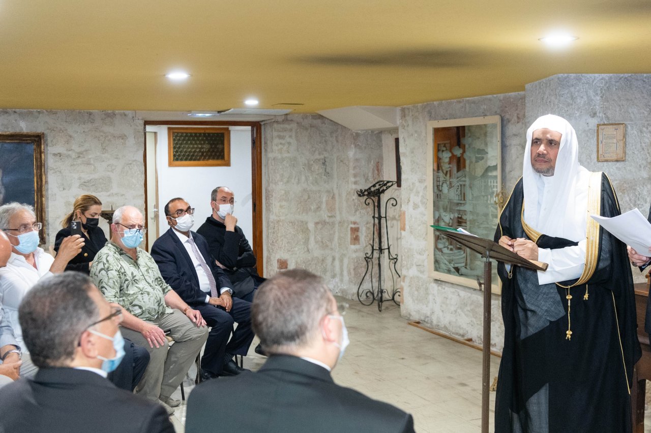 شیخ دکتر محمد العیسی در بازدید از کلیسای جامع نیس فرانسه که قبلا مورد حمله تروریستی قرار گرفته بود