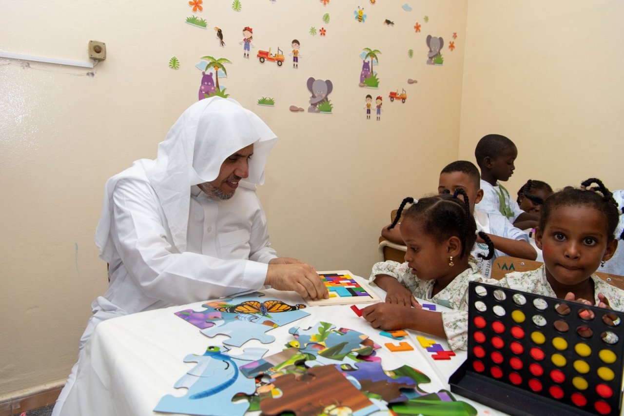 د. العيسى يدشّن حزمة مشروعاتٍ تنموية ورعوية وإغاثية في موريتانيا بتنسيق حكومي