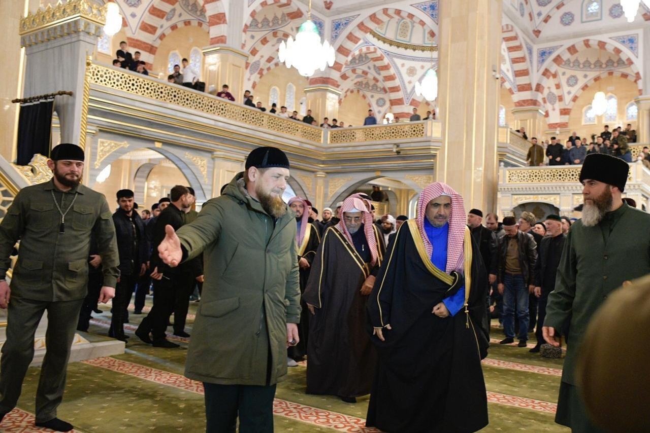 الرئيس الشيشاني يقدم د. محمد العيسي ليلقي خطبة الجمعة.