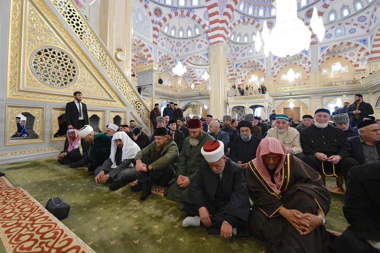 حضور نخبة من العلماء من مختلف البلدان الاسلامية.