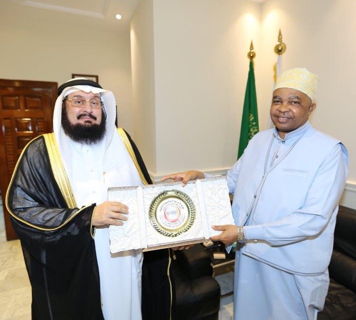 Comoros Minister of Foreign Affairs visits the Int'l Relief, Welfare &amp; Development Org. IRWDO, he stresses the efforts of the MWL for the development of Comoros. Dr. Abdulaziz Sarhan
