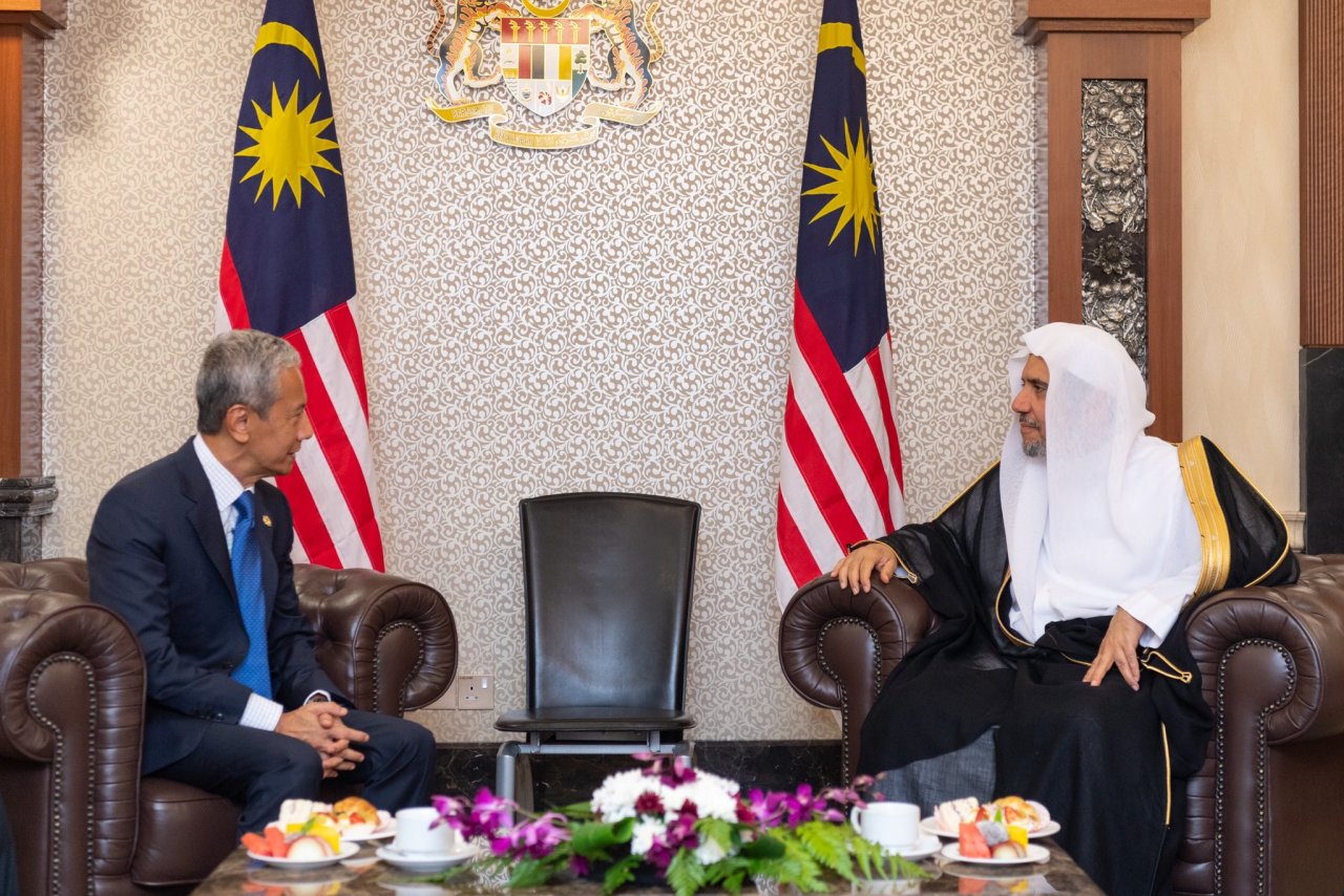 استقبل معالي رئيس برلمان ماليزيا، داتو أزهر عزيزان، بمقر البرلمان في كوالالمبور، معالي د. محمد العيسى‬⁩