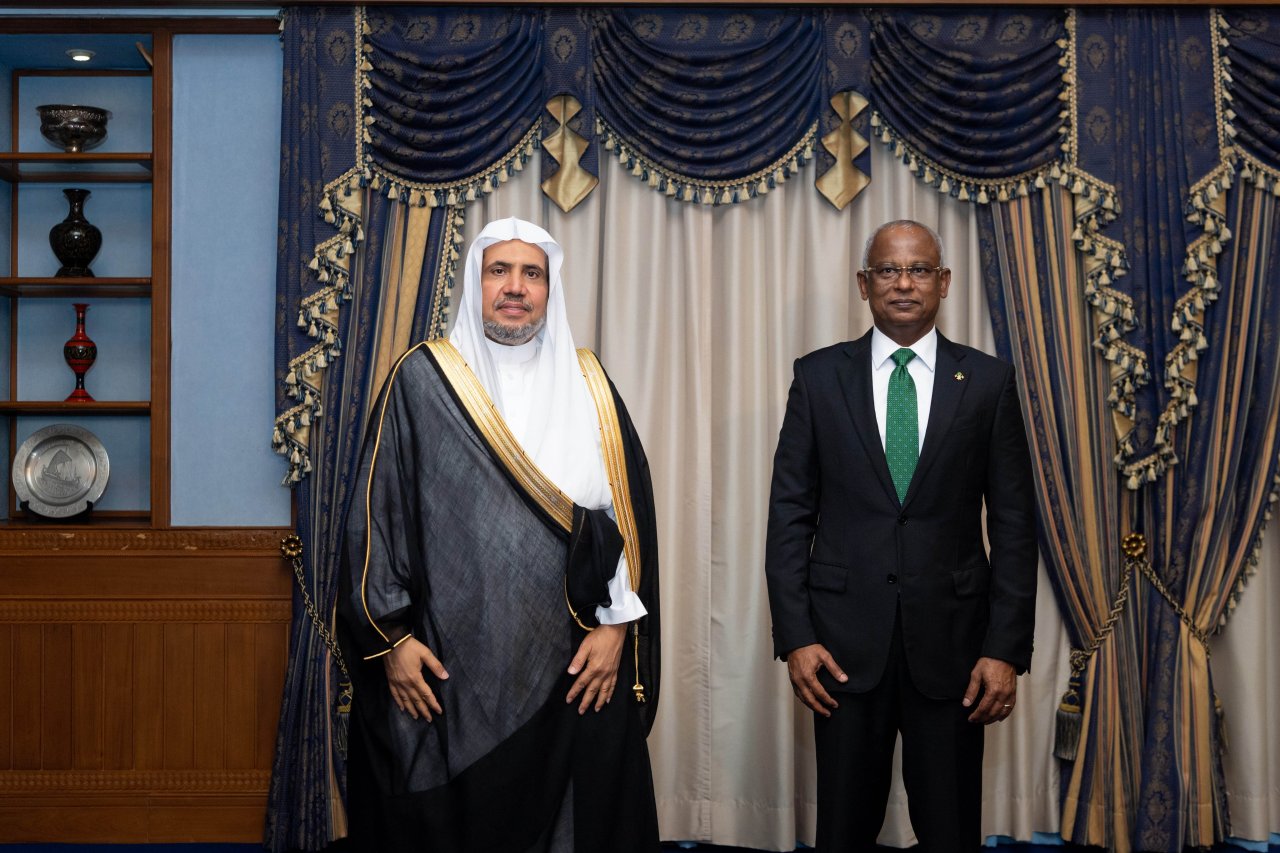 Presiden Republik Maladewa, Tuan Ibrahim Salih menerima Yang Mulia Syekh Dr.Mohammad Alissa di istana presiden di ibukota &quot;Malé&quot;. Dalam pertemuan itu membahas sejumlah isu kepentingan bersama dan mengumumkan pembukaan kantor regional Liga di Maladewa atas keinginan Yang Mulia.