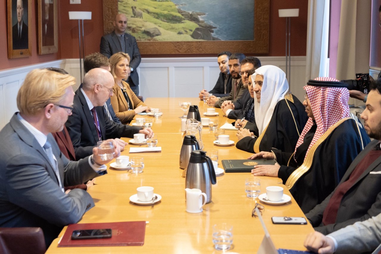 ‏بحضور الرئيس : البرلمان الآيسلندي يستضيف معالي الشيخ د. ⁧‫محمد العيسى‬⁩ في جلسة حوار مهمة