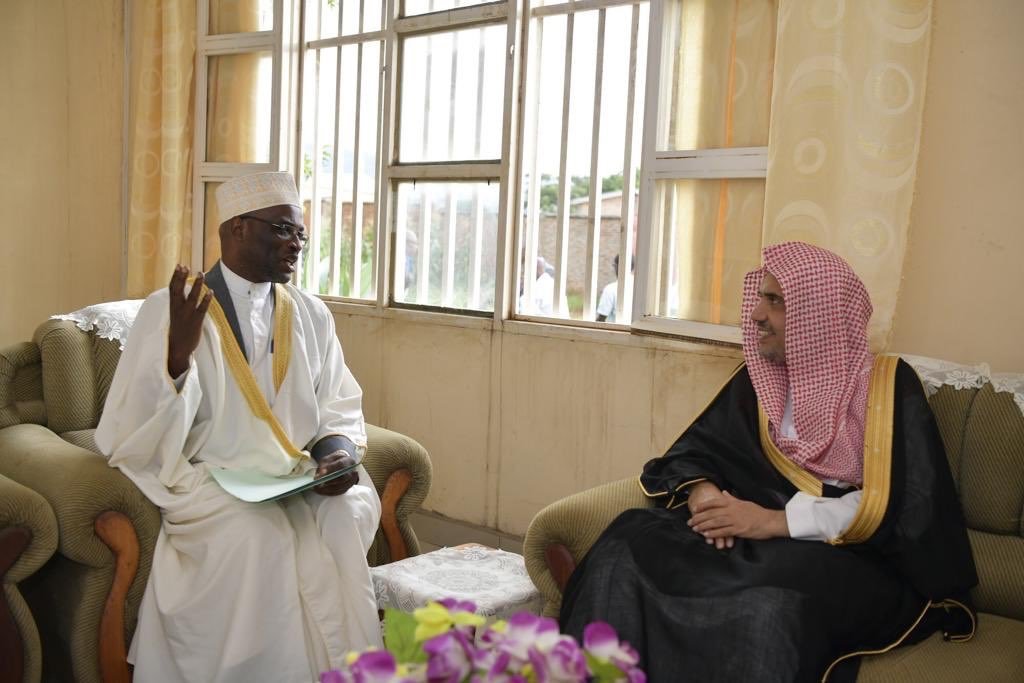 معالي أمين عام رابطة العالم الإسلامي⁩ الشيخ د.محمد العيسى⁩، يزور الجمعية الإسلامية في ⁧بوروندي⁩، ويلتقي بسماحة مفتي الجمهورية الشيخ صديق كاجندي، وجمع من العلماء والفقهاء الذين يعملون بمكاتب الجمعية في جميع أنحاء البلاد.