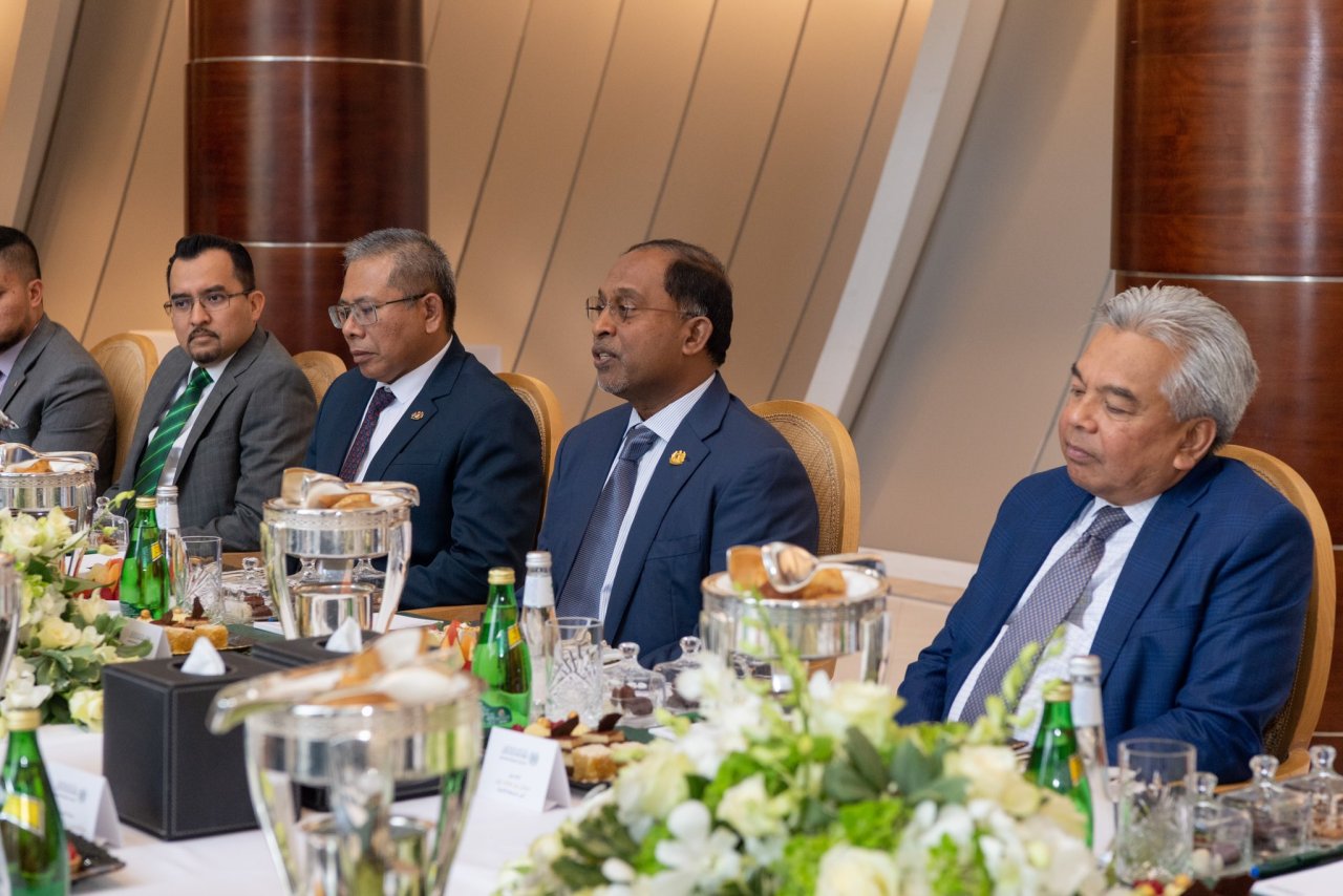 استقبل معالي الأمين العام، رئيس هيئة علماء المسلمين، فضيلة الشيخ د.‫محمد العيسى‬ وفدًا ماليزيًّا رفيعَ المستوى برئاسة معالي وزير الخارجية د.زامبري عبدالقادر