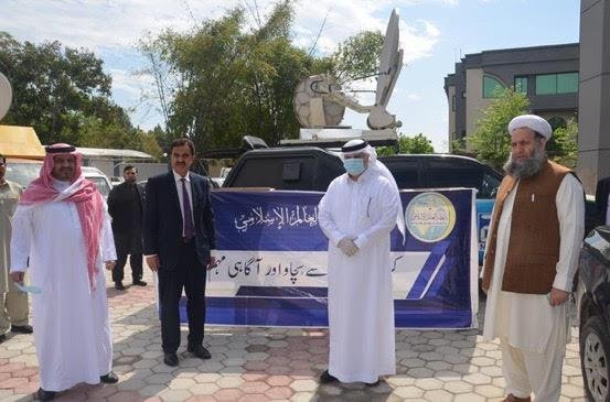 La LIM a mis en oeuvre un plan d'urgence pour lutter contre le COVID19    Tout au long de la crise sanitaire qui a frappé le monde entier, la Ligue islamique mondiale s’est engagée aux côtés de nombreux Etats pour enrayer la pandémie et protéger les plus démunis.   En réponse à la demande des chefs d'Etats et en coopération avec les gouvernements nationaux, la LIM s'est mobilisée auprès de 26 pays des continents africain, asiatique et européen :  - Afrique: Afrique du Sud, Bénin, Djibouti, Egypte, Kenya, Ma