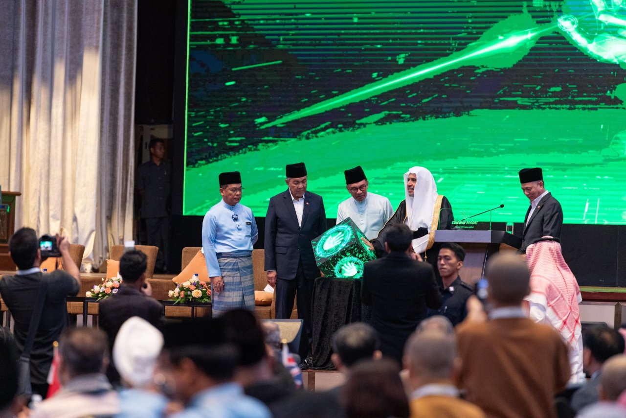 رئيس الوزراء الماليزي يعلن اعتبار هذا المؤتمر: &quot;المؤتمر التأسيسي للأخوة والتعاون بين القادة الدينيين، يتلوه مؤتمر سنويٌّ تحت اسم: &quot;قمة كوالالمبور للقيادات الدينية&quot; لتناقش كل عام موضوعاتها المستجدة.