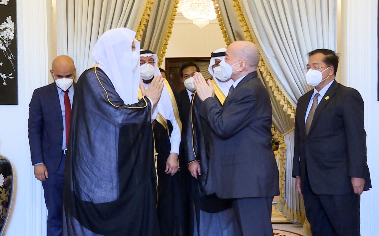 جلالة ملك كمبوديا نورودوم سيهاموني، يستقبل معالي الأمين العام الشيخ د. محمد العيسى‬⁩.