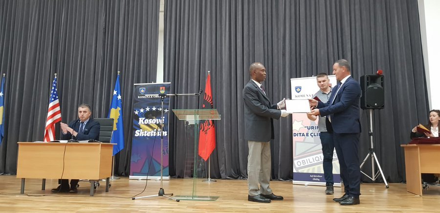 ‏رئيس محافظة كاستريوت في ⁧‫كوسوفو‬⁩ يكرم ⁧‫رابطة العالم الإسلامي‬⁩ للدعم الذي قدمته لمواجهة جائحة ⁧‫كورونا‬⁩.