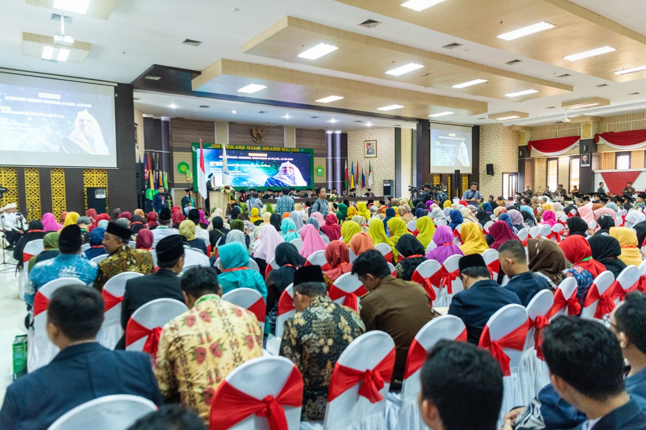 ألقى معالي الشيخ د.⁧‫محمد العيسى‬⁩ محاضرة في جامعة مولانا مالك إبراهيم الإندونيسية الحكومية حضرها أكاديميو وطلاب الجامعة.