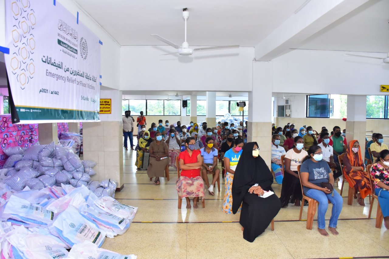 ‏تسليمُ المستلزمات المنزلية للمتضررين من الفيضانات في سيرلانكا‬⁩