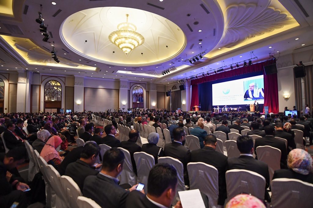 En compagnie du Président et du Vice-Président malaisien le SG de la LIM durant la cérémonie d’ouverture du congrès mondial en Malaisie sur La modération et la sagesse pour lutter contre le terrorisme, avec un grand nombre de personnalités internationales