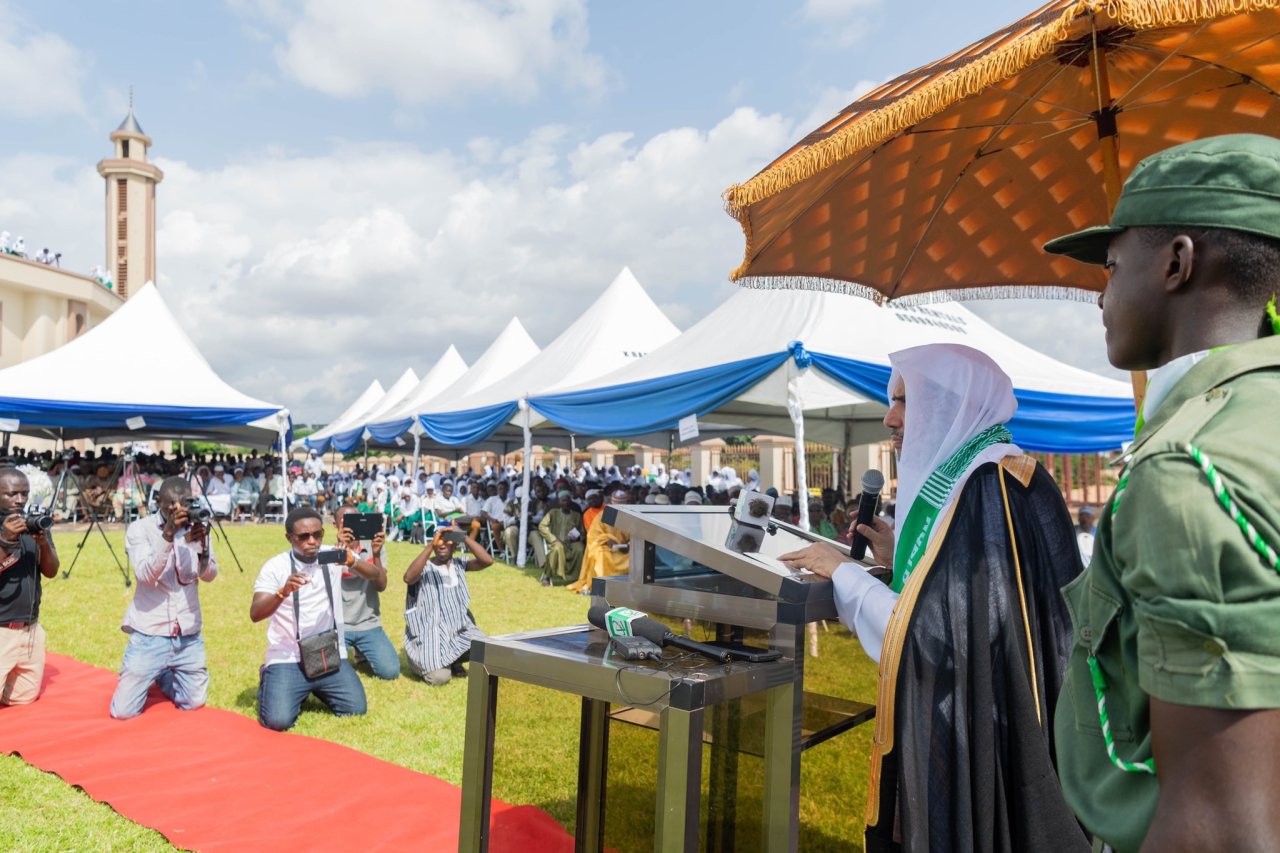 عزت مآب سیکرٹری جنرل  ڈاکٹر محمد العیسی ، جمہوریہ گھانا کے صوبہ کوماسی میں ،مختلف دینی رہنماؤں کی موجودگی میں رابطہ عالم اسلامی کی طرف سے پیش کردہ لاکھوں لوگوں کو غذائی  امداد تقسیم کرنے کی مہم کا افتتاح کررہے ہیں۔