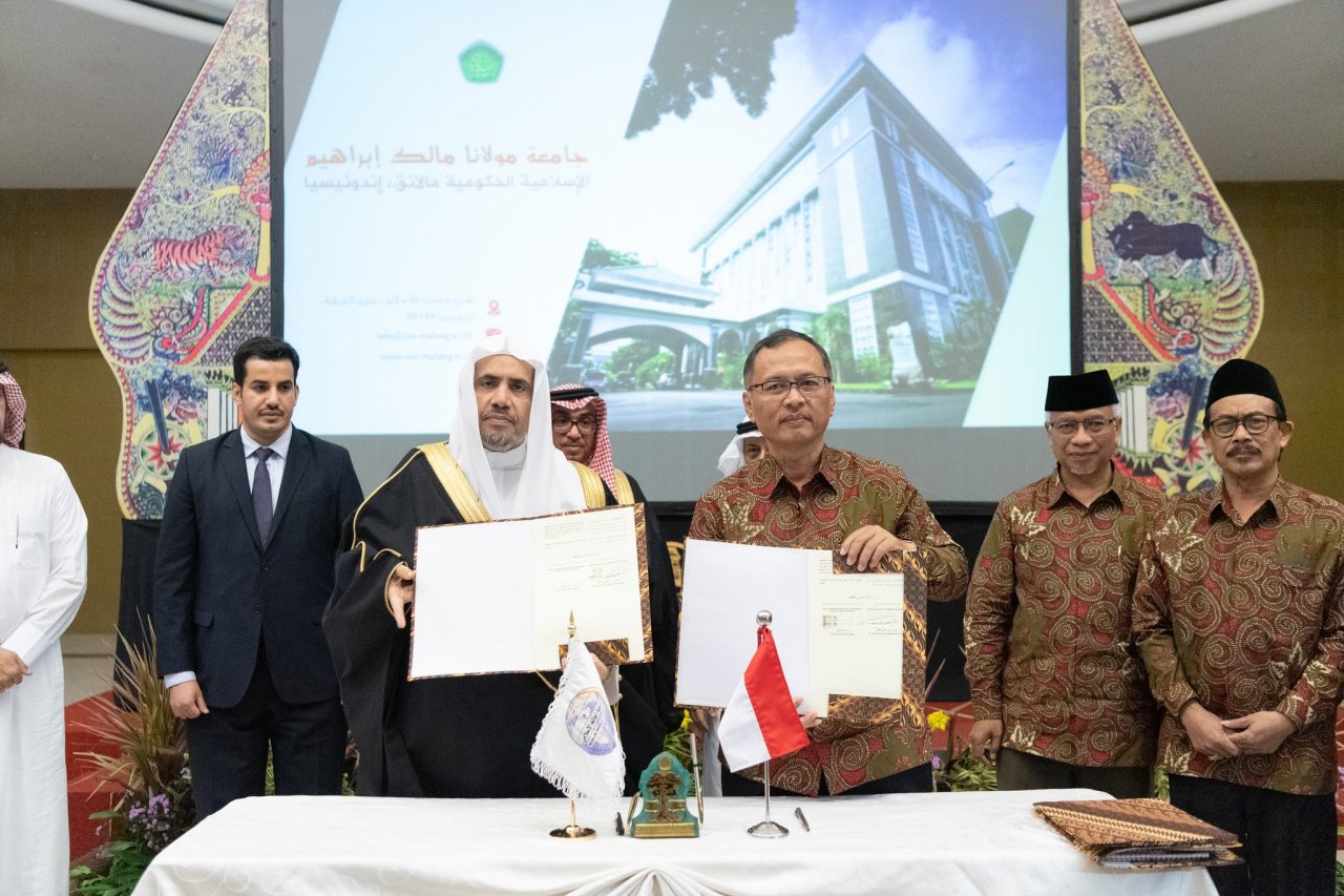 جامعة مولانا مالك إبراهيم الحكومية تمنح معالي الشيخ د.⁧‫محمد العيسى‬⁩ شهادة الدكتوراه الفخرية