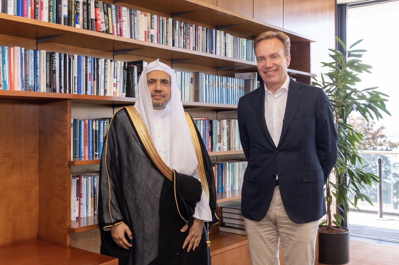 ‏رئيس منتدى الاقتصاد العالميّ السيد بورج براندي يستضيف معالي الشيخ د. محمد العيسى‬⁩ في مقر المنتدى بجنيف