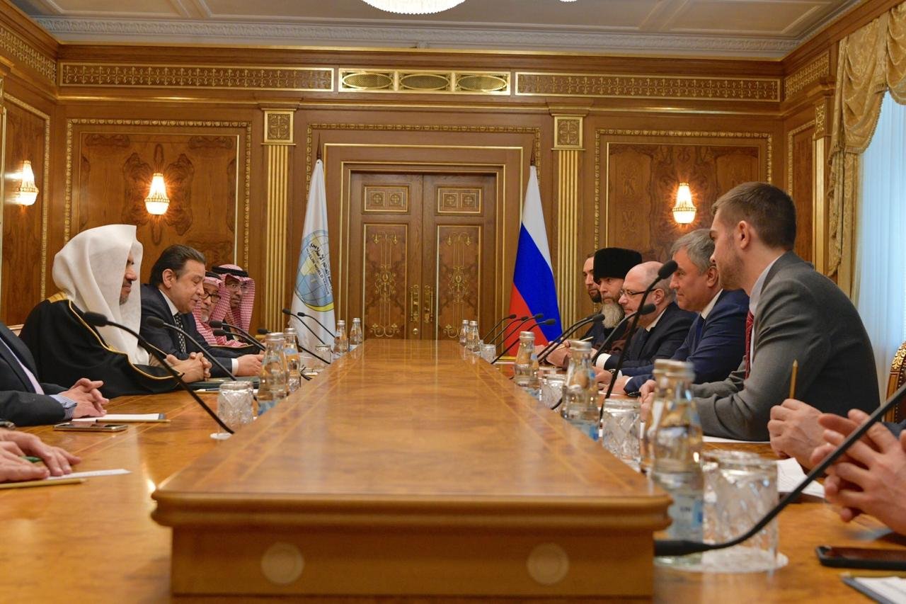 ڈاکٹر محمد العیسی ، ماسکو میں رابطہ عالم اسلامی اورمیانہ روی ، رواداری اورقومی انضمام کے تصورات کے فروغ کے لئے روس میں ثقافت ، سائنس وتعلیم کےلئے حکومتی فنڈ کےدرمیان تعاون سمجھوتے پردستخط کررہے ہیں