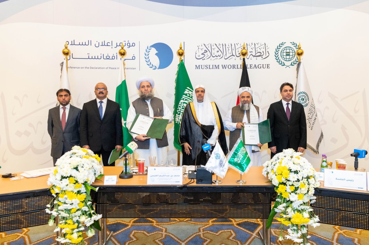 من جنبات الحرم المكي الشريف.. كبار علماء باكستان وأفغانستان يوقعون إعلان السلام في أفغانستان‬⁩ التاريخي