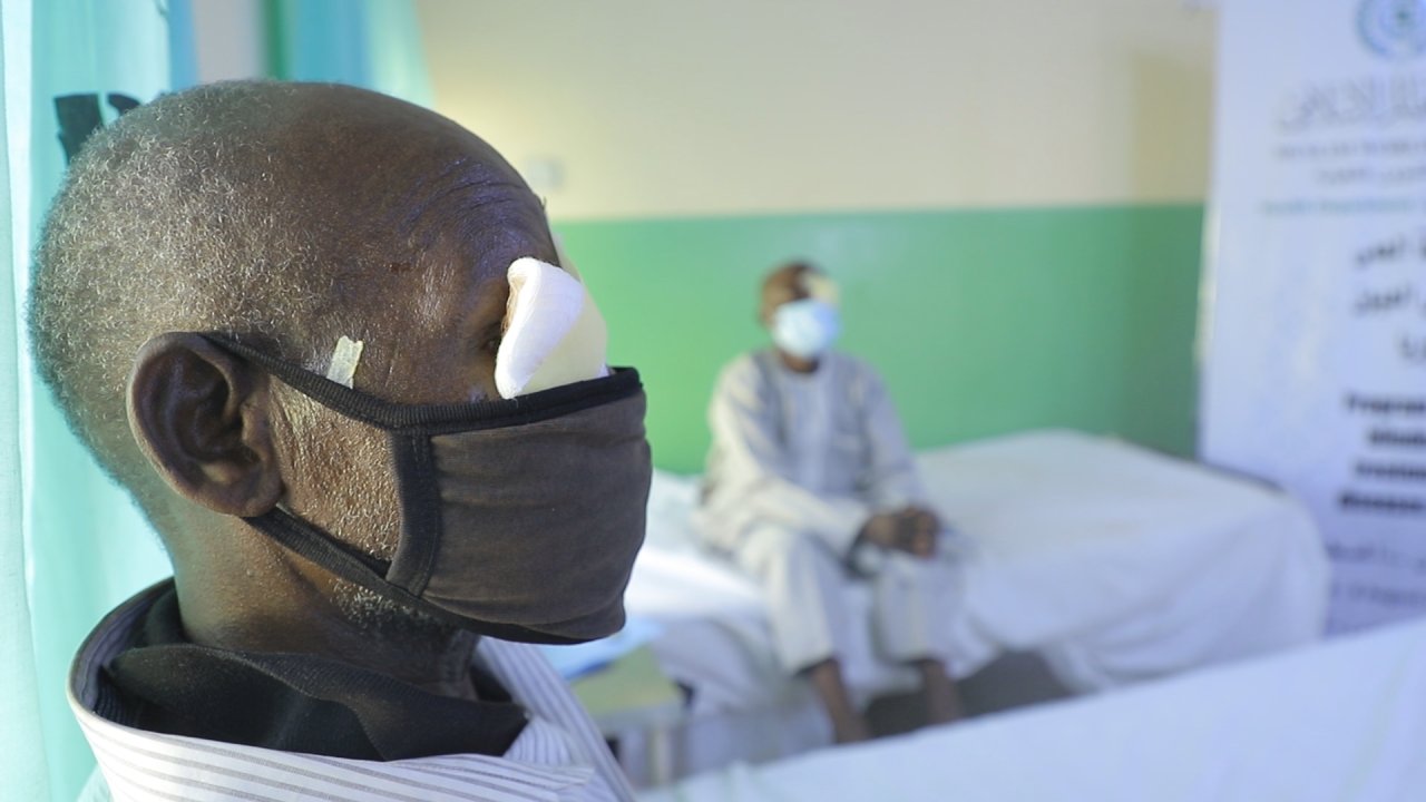 تُنفّذُ رابطة العالم الإسلامي‬⁩ مشروعاتٍ طموحةً لمكافحة أمراض العمى في أفريقيا