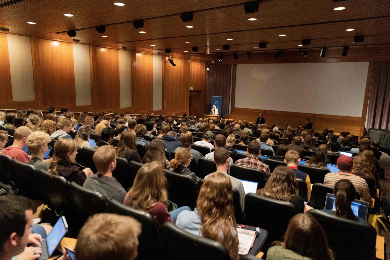 اسلامی دنیا کے اندر اور باہر رابطہ عالم اسلامی ماحولیاتی مسائل کے بارے میں شعور اور بات چیت کے فروغ اور خالق کے تحائف  کے ضیاع اورتباہی سے حفاظت کو اپنی ذمہ داری مانتے ہوئے