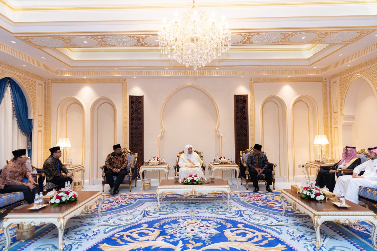 استقبل معالي الشيخ د. محمد العيسى‬⁩ في مقرّ الرابطة بمكة المكرمة، معالي وزير الشؤون الدينية الإندونيسي الشيخ ياقوت خليل قوماس، ومعالي رئيس جمعية نهضة العلماء الشيخ يحي خليل