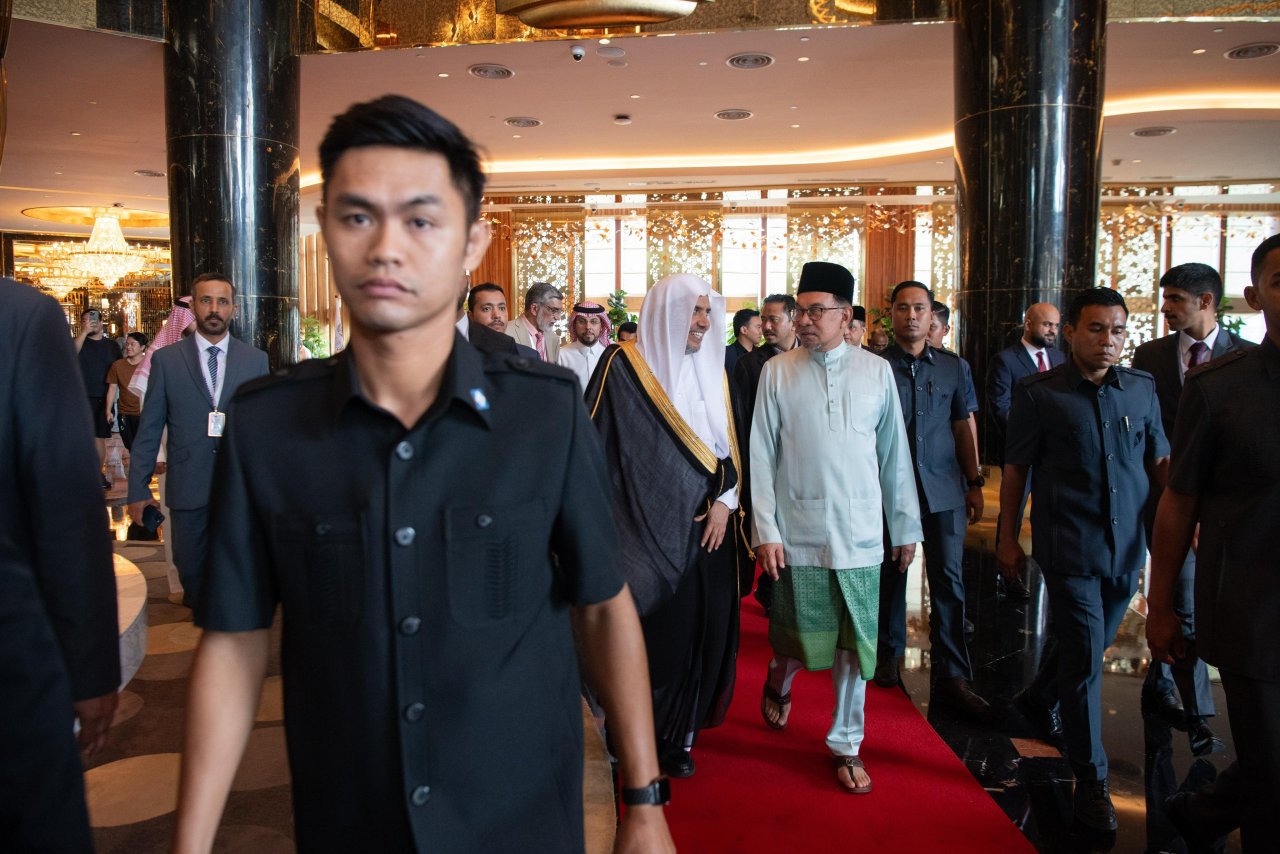 رئيس الوزراء الماليزي يعلن اعتبار هذا المؤتمر: &quot;المؤتمر التأسيسي للأخوة والتعاون بين القادة الدينيين، يتلوه مؤتمر سنويٌّ تحت اسم: &quot;قمة كوالالمبور للقيادات الدينية&quot; لتناقش كل عام موضوعاتها المستجدة.