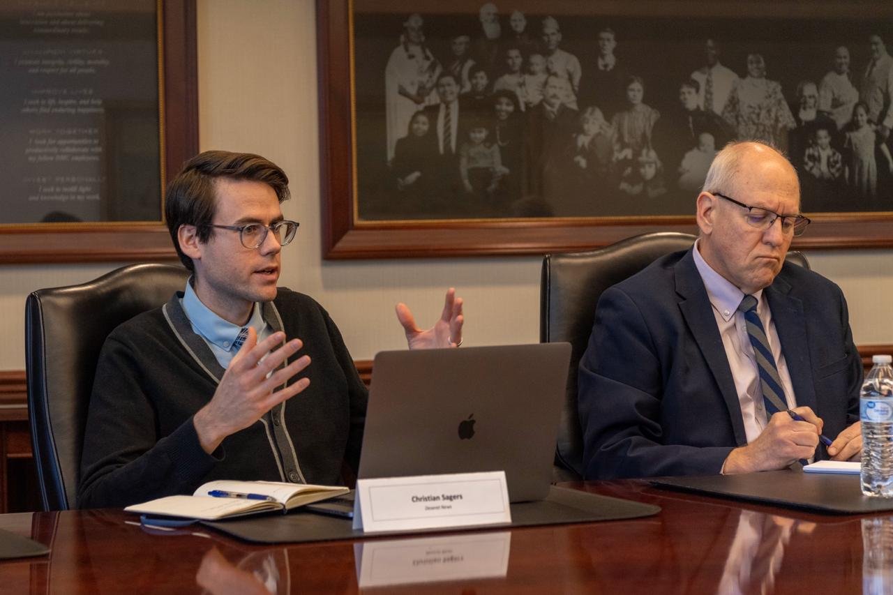 ‏مجلس تحرير صحيفة ديزيرت &quot;الرسمية بولاية يوتا الأمريكية&quot; يستضيف معالي الشيخ د.محمد العيسى‬⁩ في حوار شامل