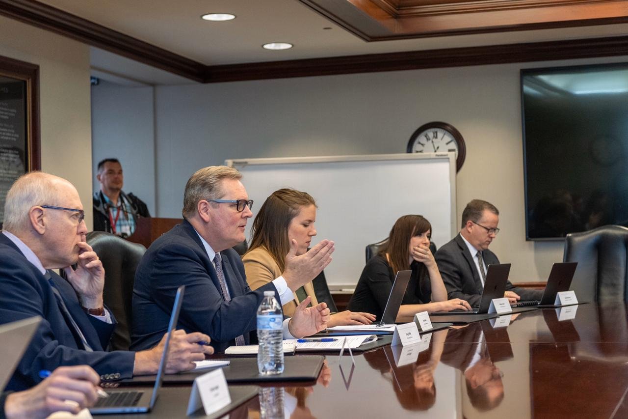 ‏مجلس تحرير صحيفة ديزيرت &quot;الرسمية بولاية يوتا الأمريكية&quot; يستضيف معالي الشيخ د.محمد العيسى‬⁩ في حوار شامل