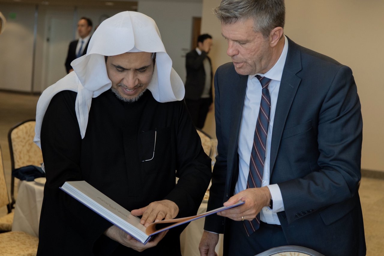 إدارة جامعة ولاية يوتا الأمريكية تستضيف معالي الشيخ د ⁧‫محمد العيسى‬⁩ لإلقاء محاضرة وتكرمه في نهاية اللقاء بدرع الجامعة باسم معاليه