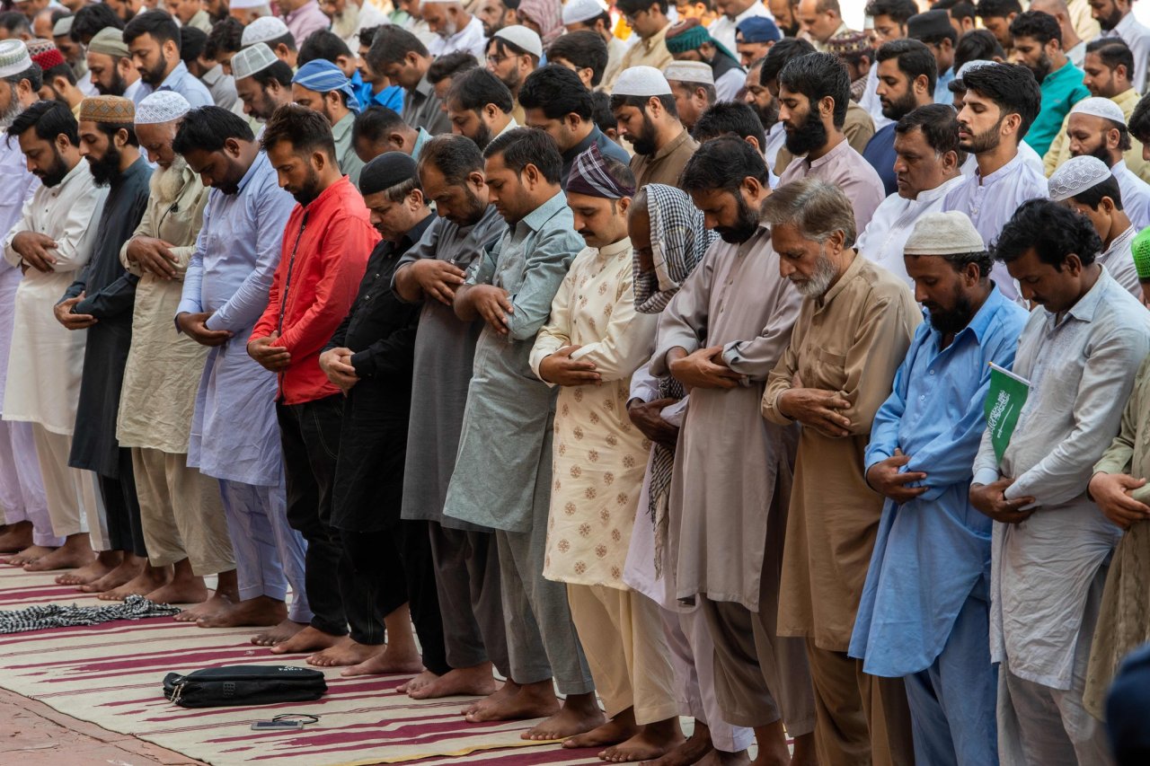 “بدعوةٍ رسميةٍ”، وفي جامع لاهور الكبير “المشهور عالمياً بعمارته الفريدة، وسعته لأكثر من مائة ألف مُصَلٍّ”: ألقى معالي الشيخ د. #محمد_العيسى خطبة الجمعة لهذا اليوم، متحدِّثاً فيها عن القيم الأخلاقية في الإسلام.