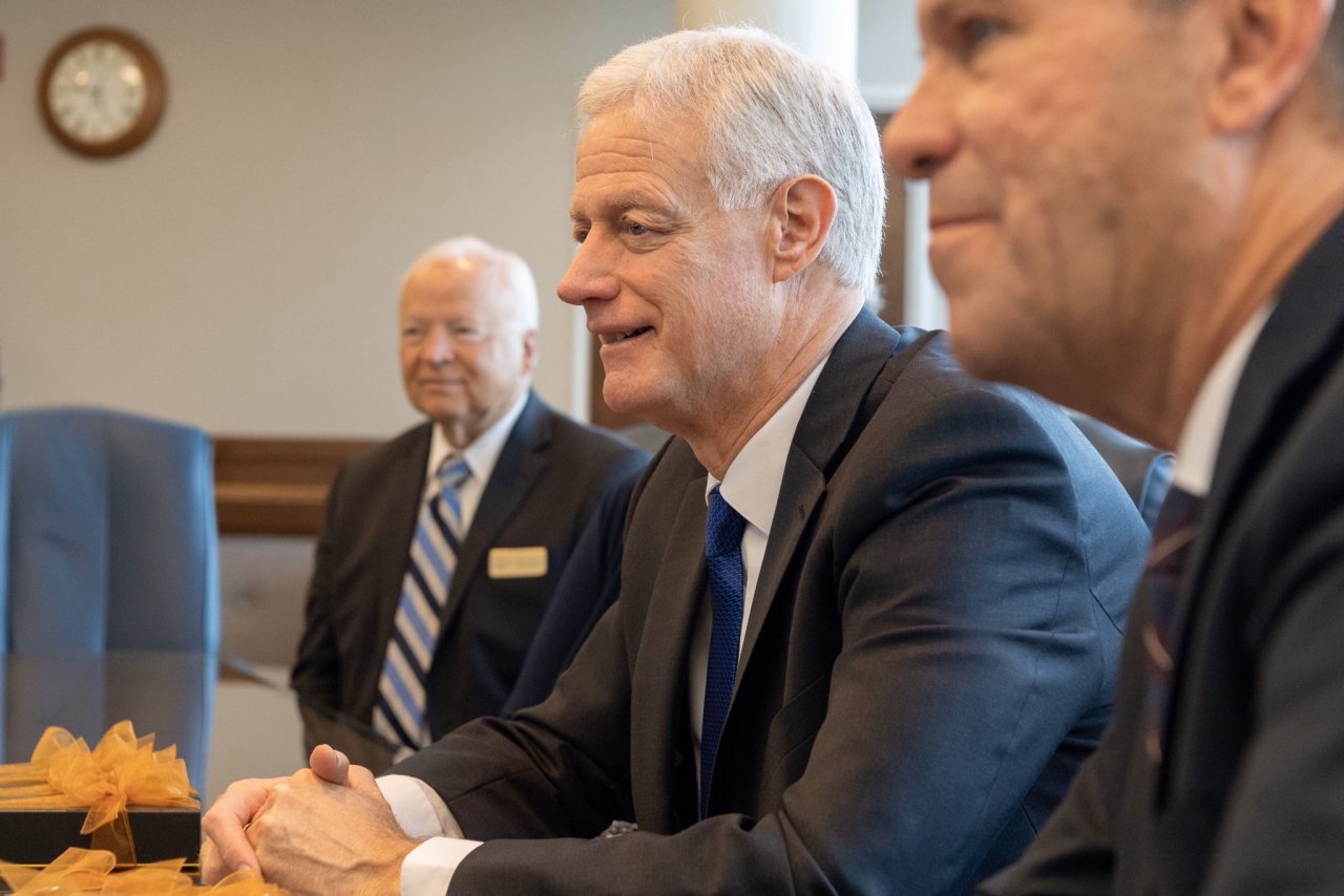 Le Doyen de l’université de Utah Kevin Orsen a reçu le D.Mohammad Alissa (qui compte près de 35 000 étudiants) qu’il considère comme l’une des personnalités les plus actives au monde dans l’établissement des relations entre les adeptes des religions et des cultures.