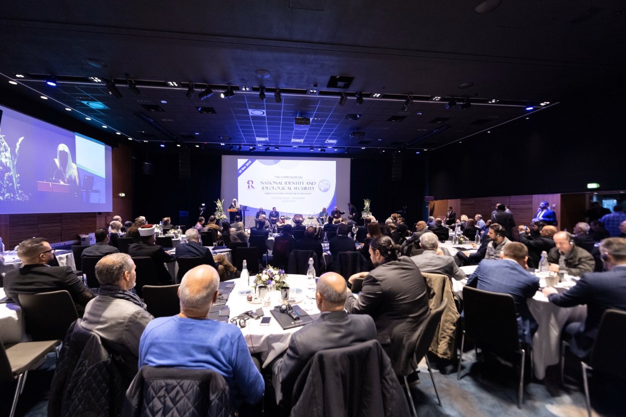 La Ligue Islamique Mondiale a organisé divers colloques en Scandinavie dont le premier à Copenhague «L’identité nationale et la sécurité idéologique» avec la participation d’acteurs religieux politiques médiatiques et diplomatiques au Danemark.
