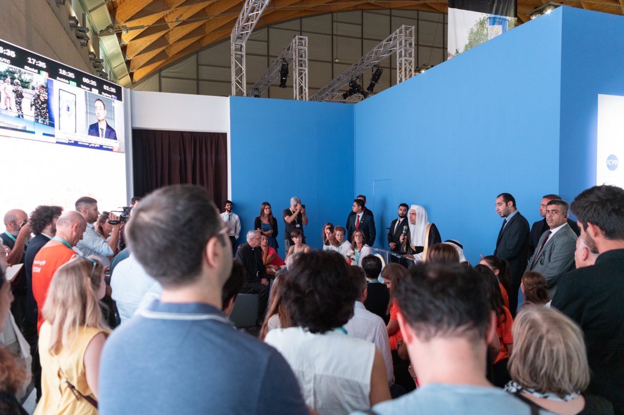 Le D.Mohammad Alissa a inauguré une aile d’exposition de la Ligue Islamique Mondiale au Forum de Rimini pour l’amitié entre les peuples qui plus d’un million de visiteurs et qui est considéré comme l’un des plus grands forums d’Europe.