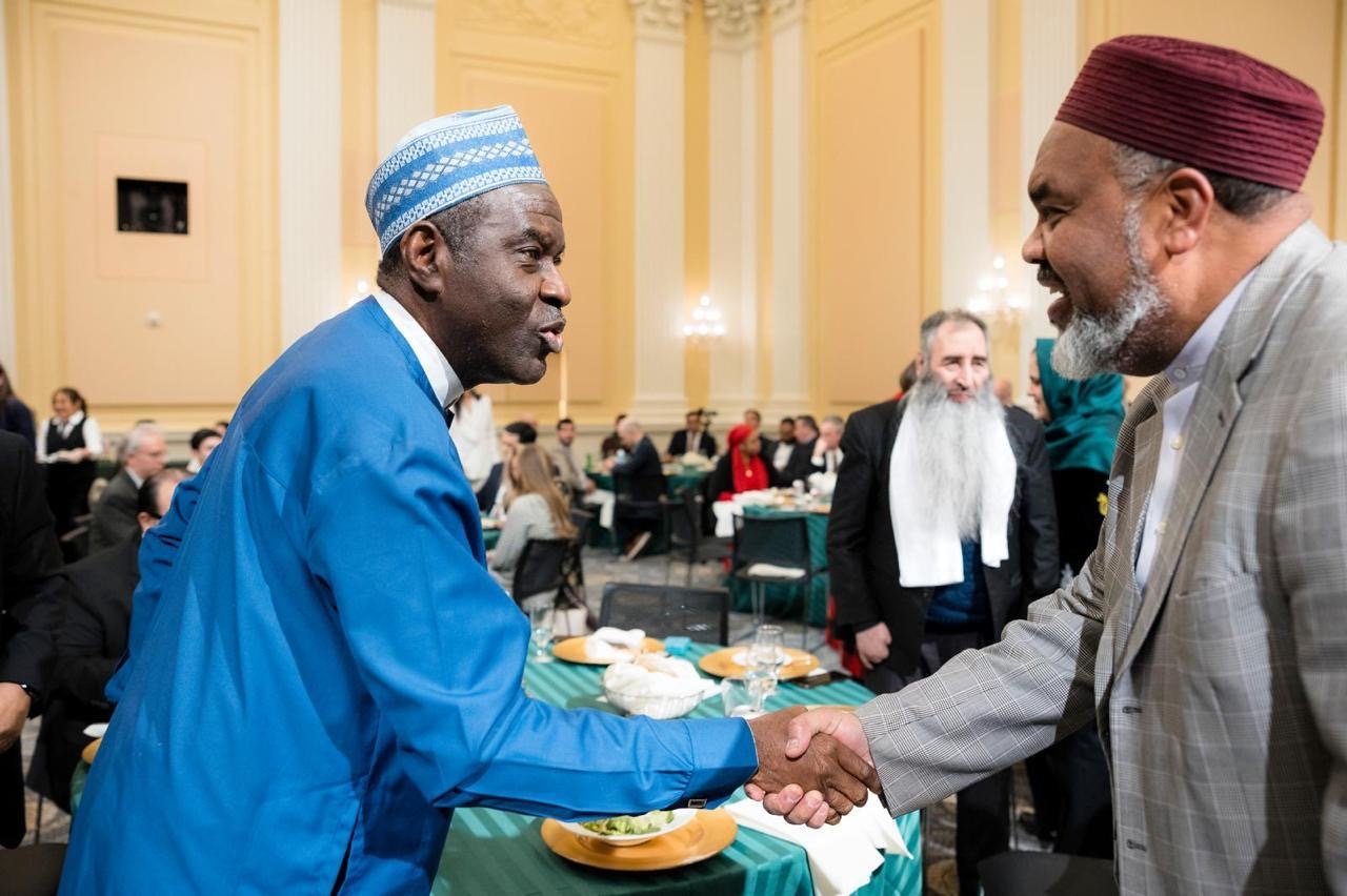 La Liga del Mundo Islámico reúne a representantes de religiones y a responsables políticos durante la primera cena de iftar del Ramadán en el Congreso estadounidense