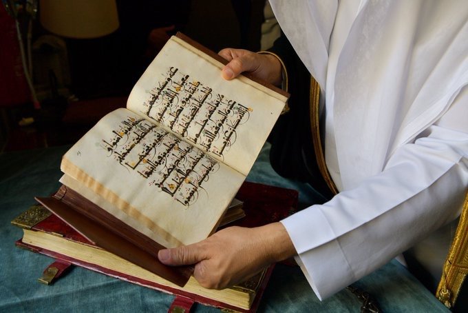 معالي أمين عام ⁧رابطة العالم الإسلامي⁩ الشيخ د. محمد العيسى يزور مكتبة (لاورنتسيانا) في ⁧فلورنسا⁩ الإيطالية، حيث كان في استقباله مدير المكتبة، مستعرضاً عدداً من الوثائق والمؤلفات التاريخية، من بينها 11 ألف مخطوط نادر، تشمل 100 مخطوط للقرآن الكريم