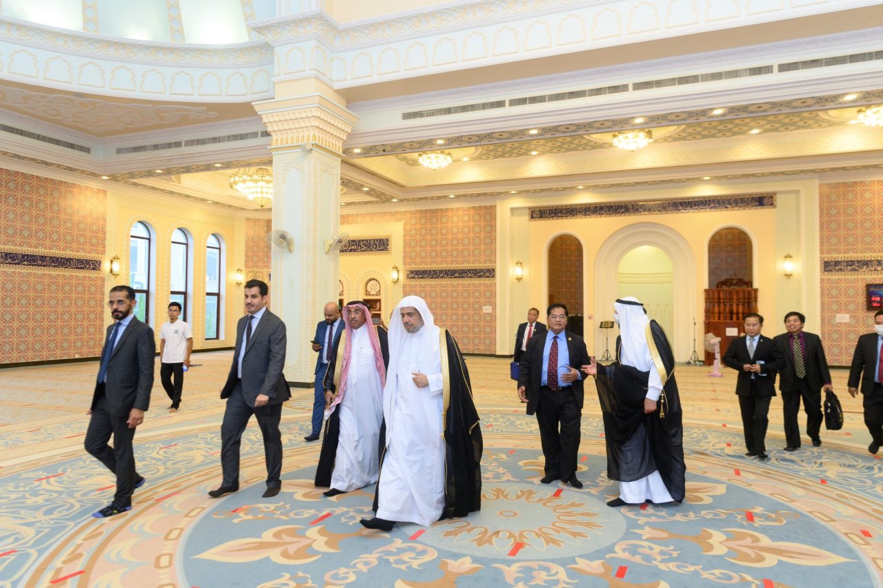 في سياق زيارته لمملكة كمبوديا بدعوة رسمية: ‏زار معالي الشيخ د. محمد العيسى‬⁩ المركز الإسلامي في العاصمة الكمبودية