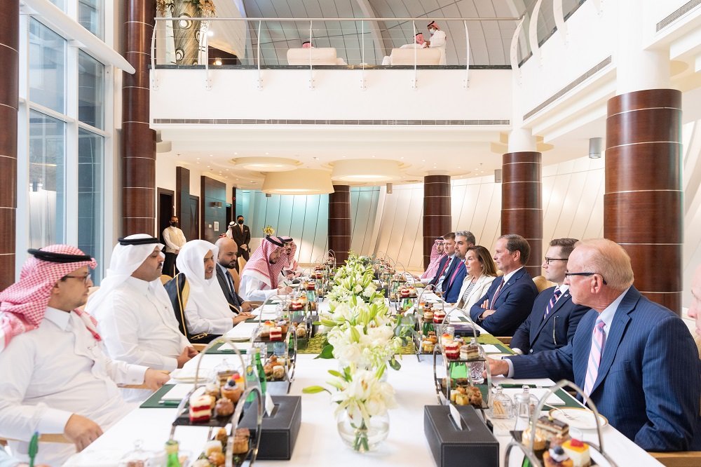 د. العيسى يلتقي وفداً من الكونغرس الأمريكي